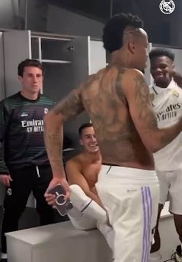 Inside Real Madrid’s incredible dressing room celebrations after Barcelona win as players go wild after earning day off - Bóng Đá