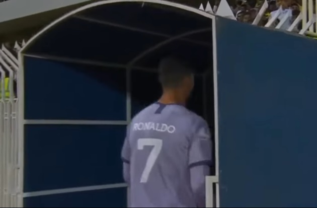 Toàn cảnh Ronaldo thể hiện sự hờn dỗi khi Al Nassr bị cầm chân - Bóng Đá