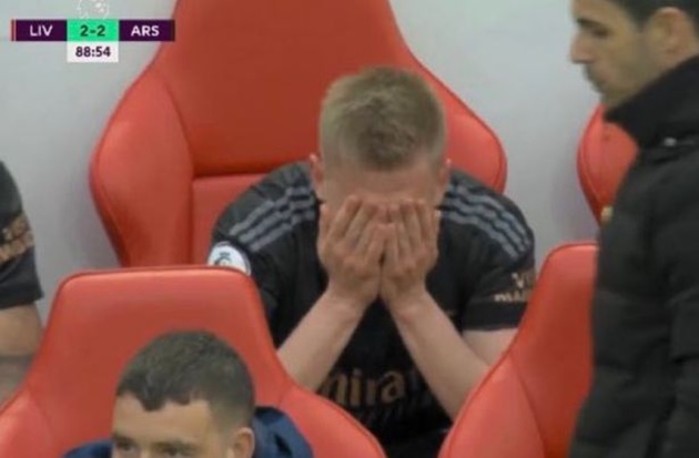 Zinchenko dường như đã bật khóc trên băng ghế dự bị.