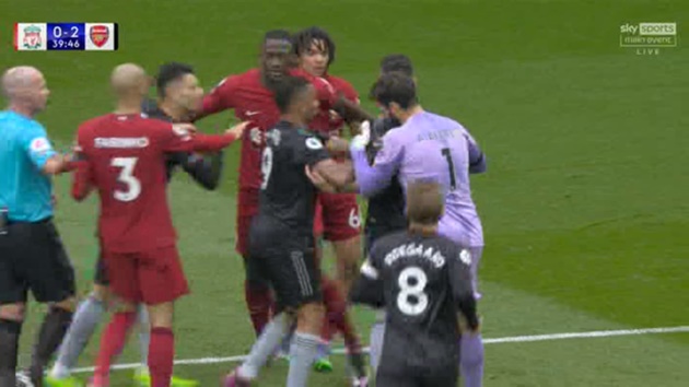 Arsenal’s Xhaka ‘lucky not to get red card’ for moment of madness vs Liverpool - Bóng Đá