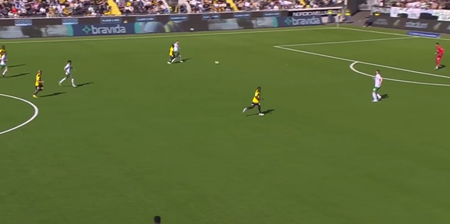 Watch bizarre Swedish league goal as Hammarby keeper somehow mistakes penalty spot for ball leaving fans in hysterics - Bóng Đá