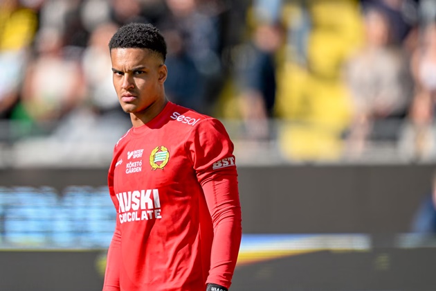 Watch bizarre Swedish league goal as Hammarby keeper somehow mistakes penalty spot for ball leaving fans in hysterics - Bóng Đá