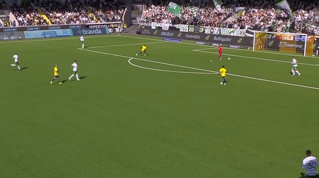 Watch bizarre Swedish league goal as Hammarby keeper somehow mistakes penalty spot for ball leaving fans in hysterics - Bóng Đá