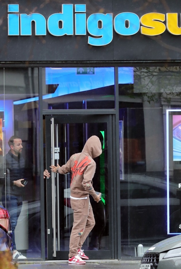 Hooded Man Utd star Bruno Fernandes spotted leaving tanning salon in rainy Manchester as he takes break from training - Bóng Đá