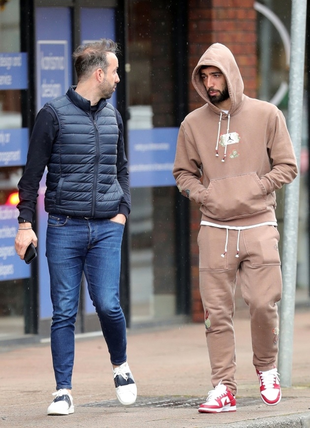 Hooded Man Utd star Bruno Fernandes spotted leaving tanning salon in rainy Manchester as he takes break from training - Bóng Đá