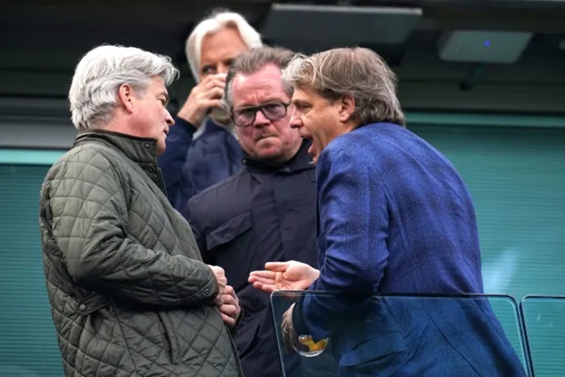 Todd Boehly in row with fans from directors’ box amid boos at Stamford Bridge following Brighton loss - Bóng Đá