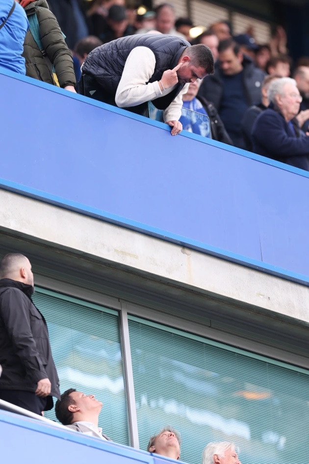 Todd Boehly in row with fans from directors’ box amid boos at Stamford Bridge following Brighton loss - Bóng Đá