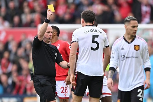 Steve Cooper blasts referee after Harry Maguire given two let offs during Man Utd defeat - Bóng Đá