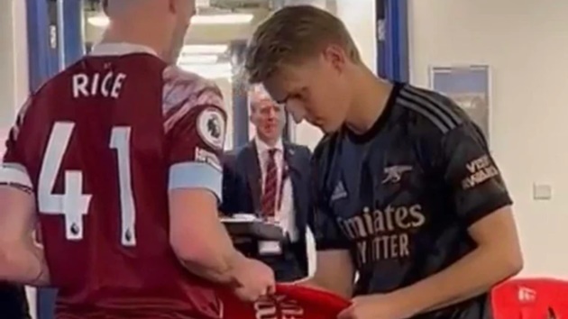 Martin Odegaard seen signing Arsenal shirt for Declan Rice in tunnel cam footage amid transfer rumours - Bóng Đá