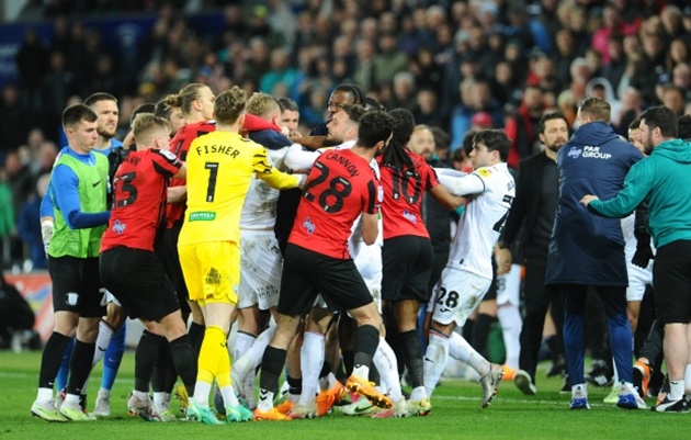 Watch moment huge 30-man brawl erupts in crazy Swansea vs Preston - Bóng Đá