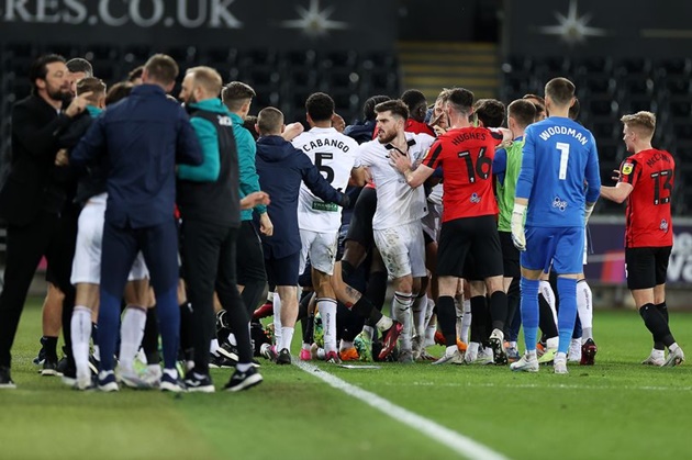 Watch moment huge 30-man brawl erupts in crazy Swansea vs Preston - Bóng Đá