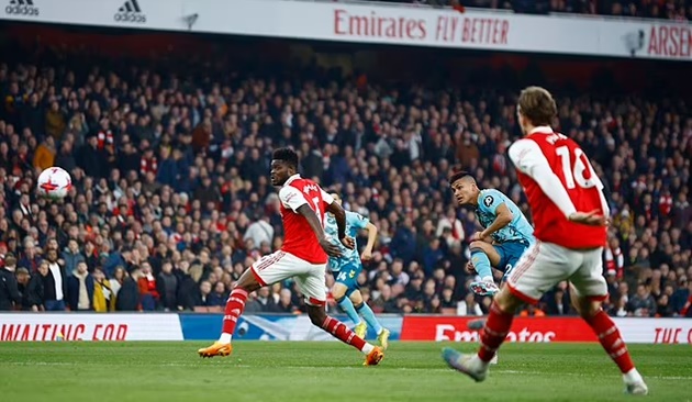 Southampton mất 2 điểm trong những phút cuối cùng.