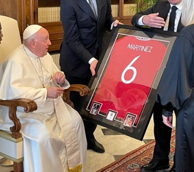 Lisandro Martinez responds to Pope Francis being presented with his signed shirt - Bóng Đá