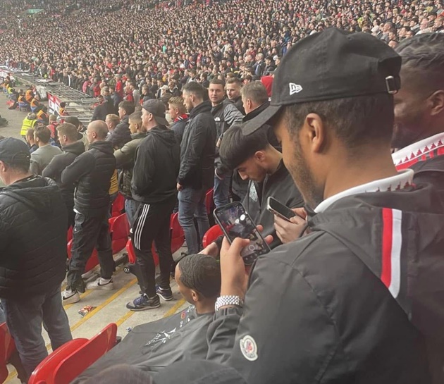 Man Utd fan incredibly appears to have haircut in Wembley stands during FA Cup semi-final - Bóng Đá