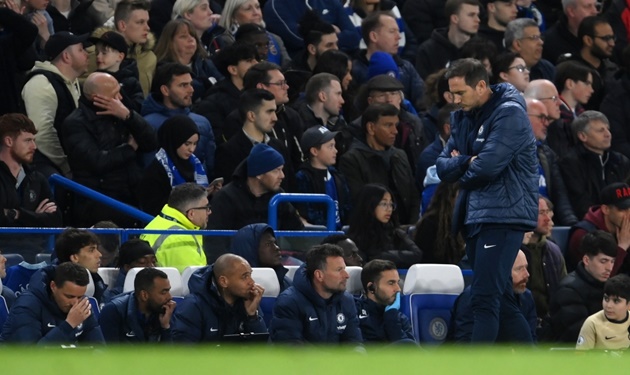 Chelsea fans boo players off at half-time and stage mass exodus as Frank Lampard suffers ANOTHER defeat - Bóng Đá