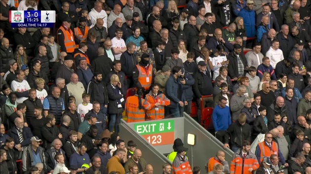 CĐV Spurs được ghi nhận rời sân Anfield sau bàn thua thứ 3.