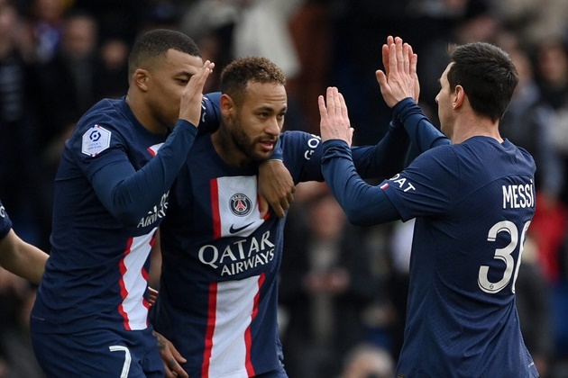 Fuming PSG fans protest after Messi ban and chant ‘Neymar f*** off’ outside star’s HOUSE amid fury at club ownership - Bóng Đá