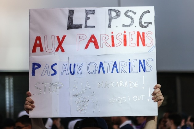 Fuming PSG fans protest after Messi ban and chant ‘Neymar f*** off’ outside star’s HOUSE amid fury at club ownership - Bóng Đá