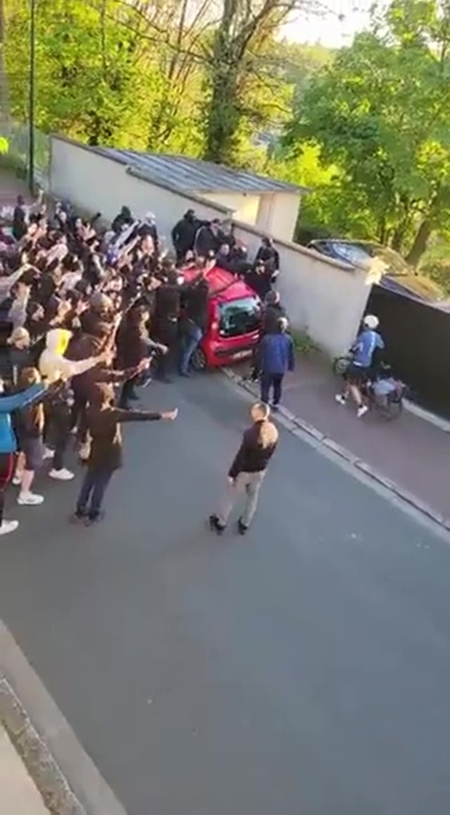 Fuming PSG fans protest after Messi ban and chant ‘Neymar f*** off’ outside star’s HOUSE amid fury at club ownership - Bóng Đá