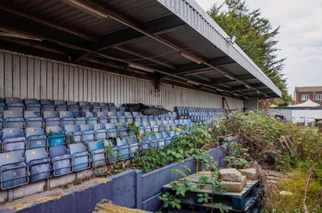 Inside abandoned stadium left to rot for a decade after club bosses were jailed - Bóng Đá