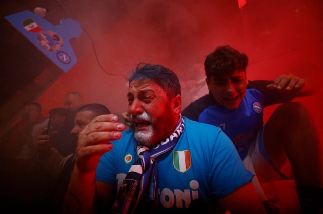 Shocking moment fans brawl on pitch using belts as weapons moments after Napoli clinched first Serie A title in 33 YEARS - Bóng Đá
