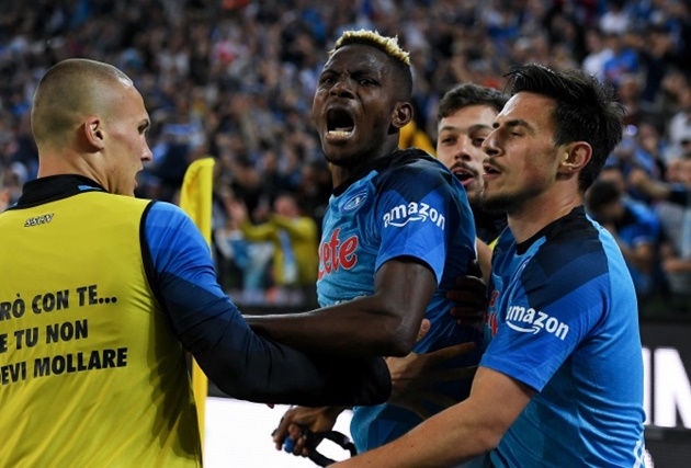 Shocking moment fans brawl on pitch using belts as weapons moments after Napoli clinched first Serie A title in 33 YEARS - Bóng Đá