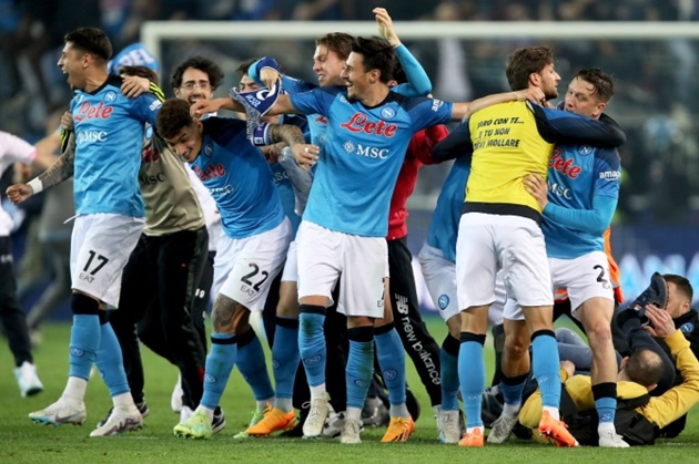 Shocking moment fans brawl on pitch using belts as weapons moments after Napoli clinched first Serie A title in 33 YEARS - Bóng Đá