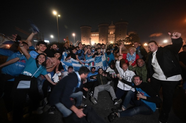 Shocking moment fans brawl on pitch using belts as weapons moments after Napoli clinched first Serie A title in 33 YEARS - Bóng Đá