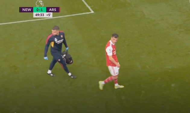 Xhaka bị đau vào cuối hiệp 1.