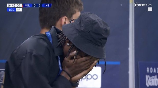Rafael Leao's reaction speaks volumes after watching AC Milan team-mates crumble vs Inter - Bóng Đá
