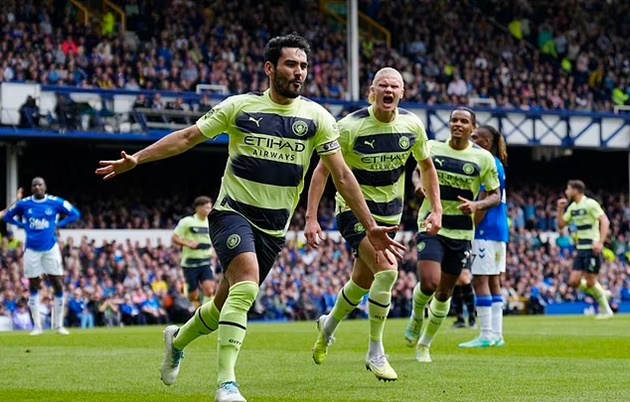 Gundogan tỏa sáng trước Everton.