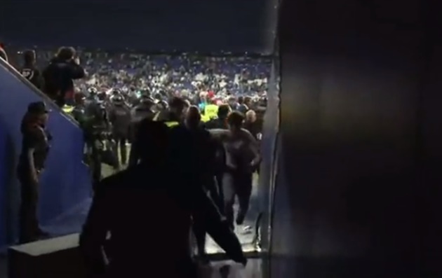 Busquets & Alonso confronting Espanyol ultras in the tunnel - Bóng Đá