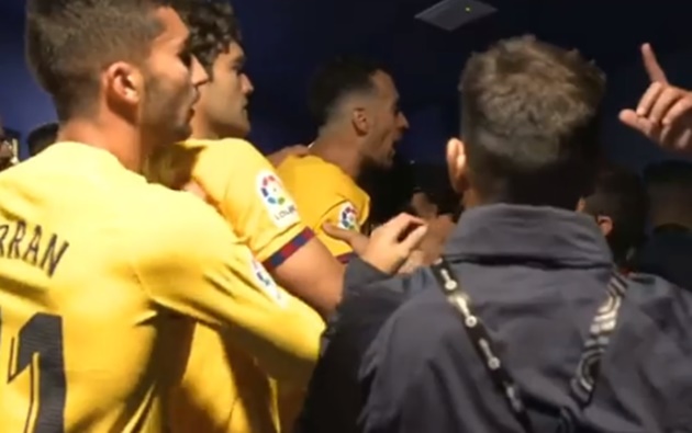 Busquets & Alonso confronting Espanyol ultras in the tunnel - Bóng Đá