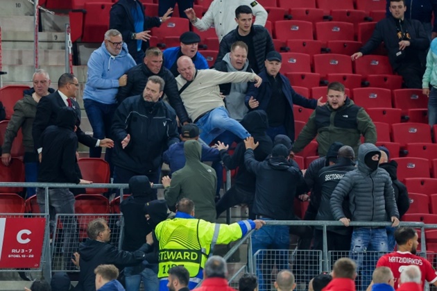 West Ham stars climb into crowd to break up fights - Bóng Đá