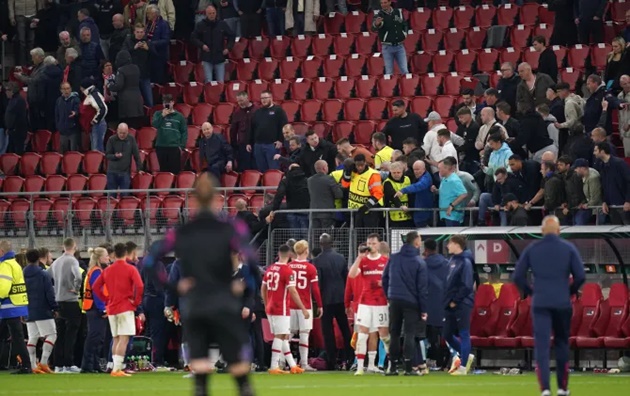 West Ham stars climb into crowd to break up fights - Bóng Đá