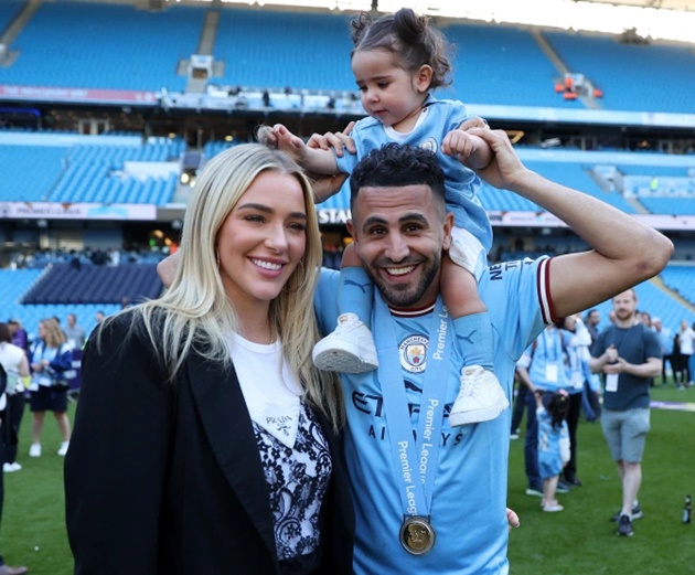 Man City stars joined on the pitch by glamorous Wags - Bóng Đá