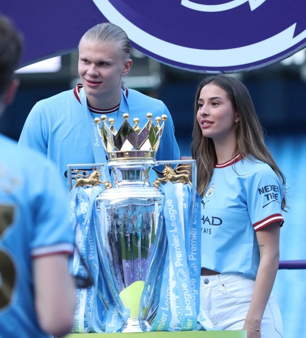 Man City stars joined on the pitch by glamorous Wags - Bóng Đá