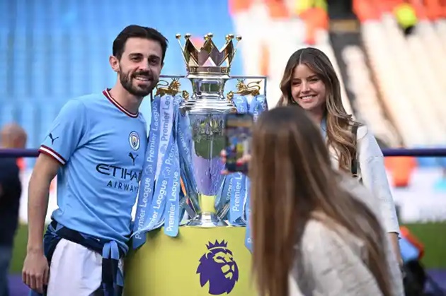 Man City stars joined on the pitch by glamorous Wags - Bóng Đá