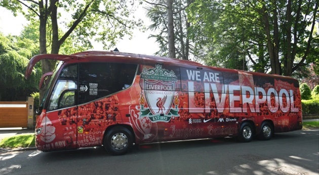 Roberto Firmino uses Liverpool team bus to take wife Larissa - Bóng Đá