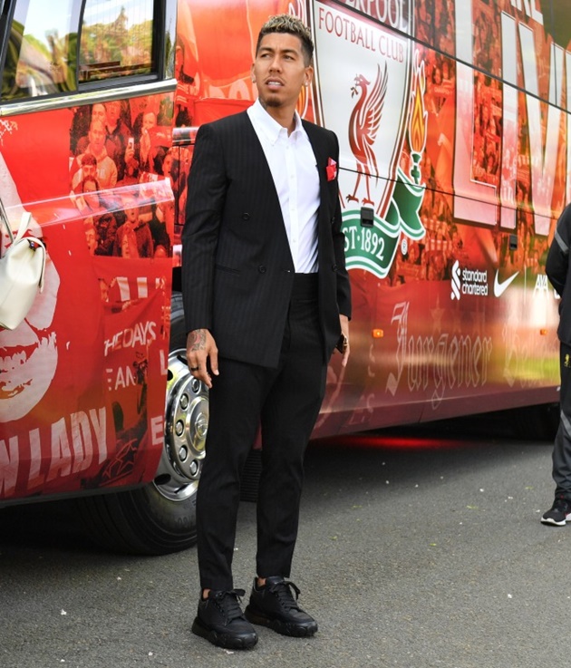 Roberto Firmino uses Liverpool team bus to take wife Larissa - Bóng Đá