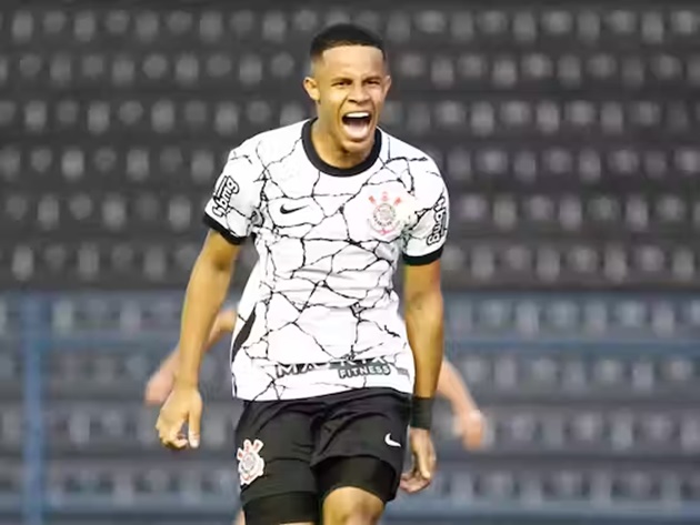 Ngoài Arsenal, Pedrinho lọt vào tầm ngắm của Brighton và Newcastle.