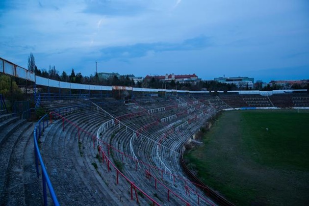 Inside the abandoned 50,000-seat stadium that has homeless people living in stands - Bóng Đá