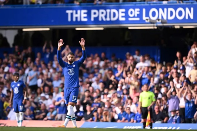 Loftus Cheek vẫy tay tạm biệt CĐV Chelsea khi rời sân trong trận gặp Newcastle
