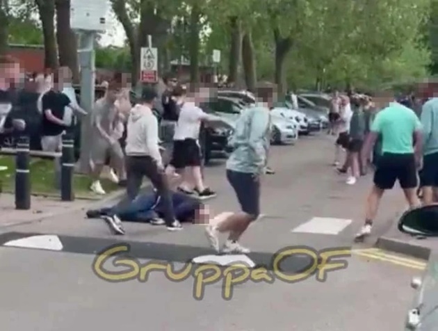 Shocking moment thug knocks out man as football fans brawl outside stadium after Leicester vs West Ham game - Bóng Đá
