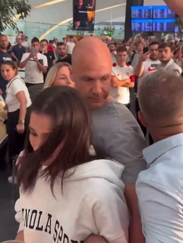 Terrified ref Anthony Taylor and his family abused by furious Roma fans in airport with CHAIR thrown at them - Bóng Đá