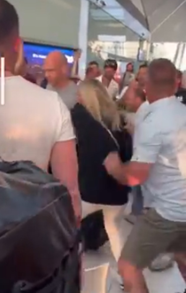 Terrified ref Anthony Taylor and his family abused by furious Roma fans in airport with CHAIR thrown at them - Bóng Đá