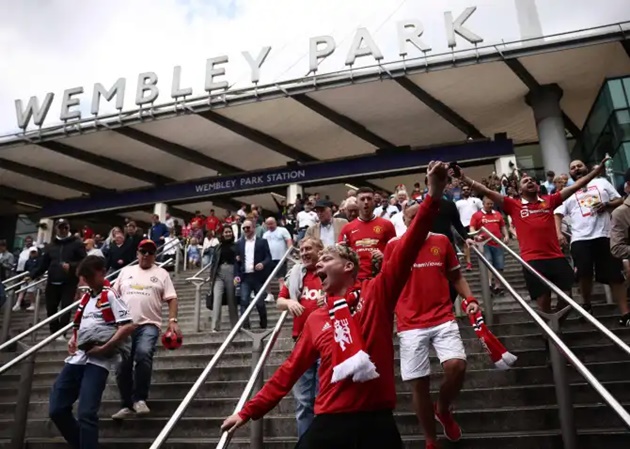 FA Cup final fans pile into Wembley for Utd v City after frantic road dash amid train strike hell… as stations lie empty - Bóng Đá