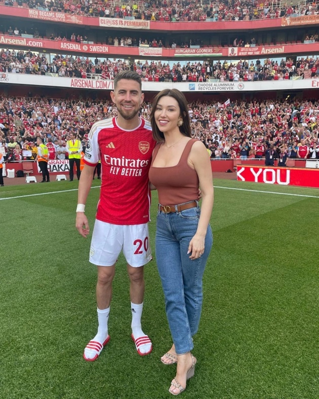 Arsenal star Jorginho’s glam girlfriend Catherine joins no bra club in elegant red dress - Bóng Đá