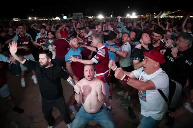 West Ham fans take to the streets to celebrate - Bóng Đá