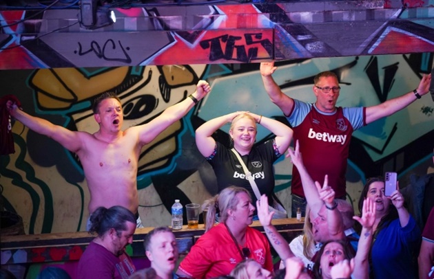West Ham fans take to the streets to celebrate - Bóng Đá